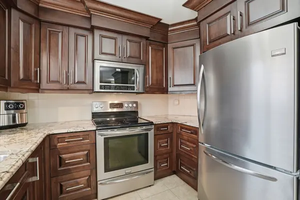 31 Republic AVE, Hamilton, ON L9B 2G6