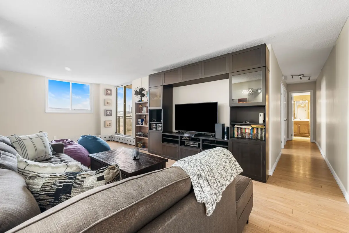 975 Warwick CT #802, Burlington, ON L7T 3Z7