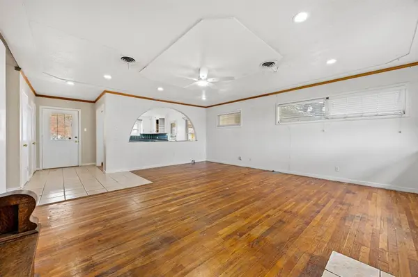 1002 W Woodlawn Street, San Saba, TX 76877