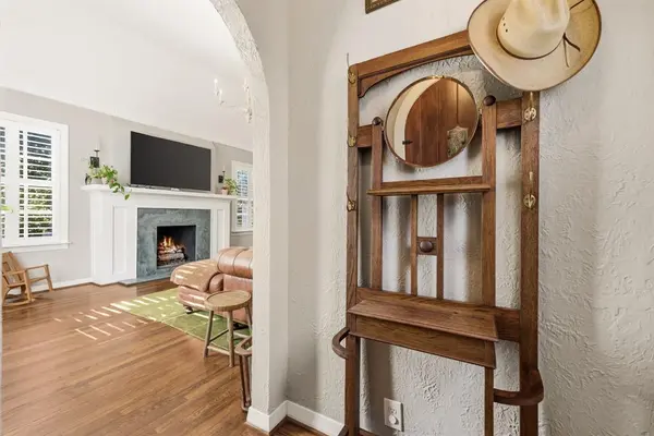 904 Clermont Avenue, Dallas, TX 75223