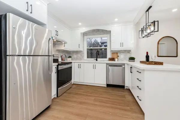 377 Adelaide AVE W, Oshawa, ON L1J 2R7