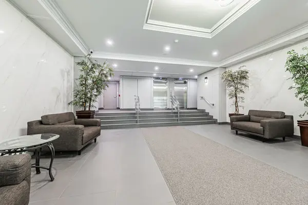 975 Warwick CT #802, Burlington, ON L7T 3Z7