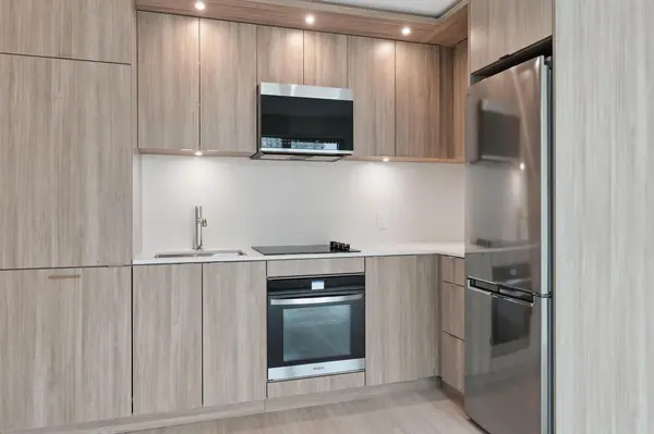 25 Cordova AVE #801, Toronto W08, ON M9A 0E5