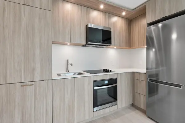 25 Cordova AVE #801, Toronto W08, ON M9A 0E5