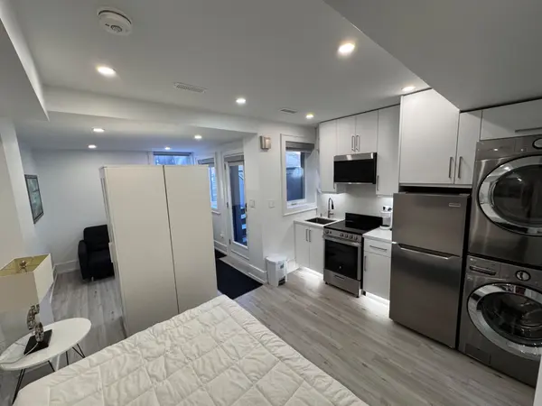 17 Hocken AVE #Lower, Toronto C02, ON M6G 2K1