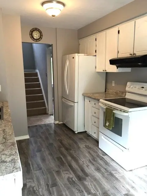 23 Carlton RD, Barrie, ON L4M 5K8