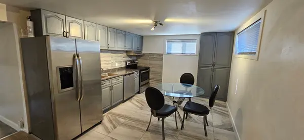 290 Morden RD #Lower Level, Oakville, ON L6K 2S5