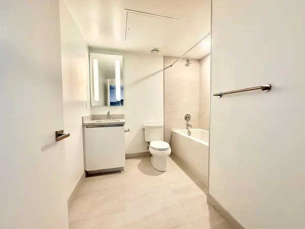 2 Erskine RD #2508, Mississauga, ON L5B 0S1