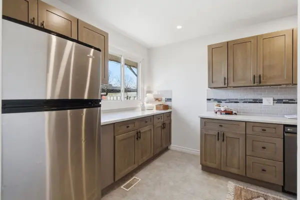 587 Timber LN, Burlington, ON L7L 4B1