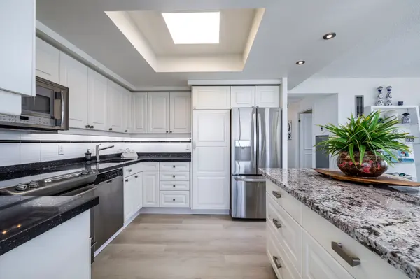 1 Palace Pier CT #1609, Toronto W06, ON M8V 3W9