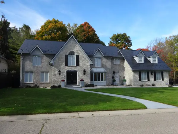 132 Chancery DR, Hamilton, ON L9C 4M2