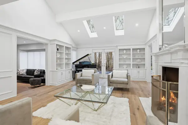 132 Chancery DR, Hamilton, ON L9C 4M2