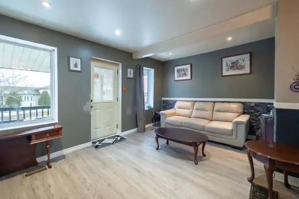 90 Palace RD, Greater Napanee, ON K7R 3B3