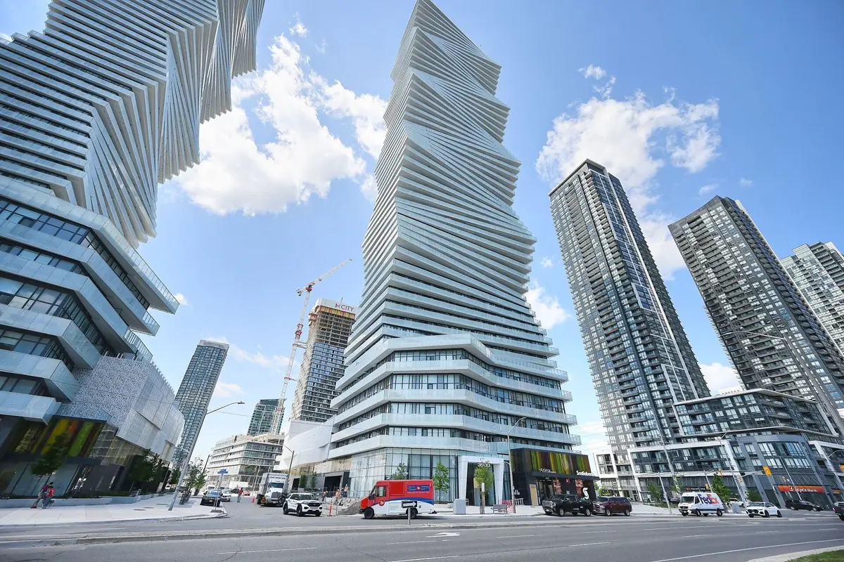 3900 Confederation Pkwy #1708, Mississauga, ON L5B 0M3