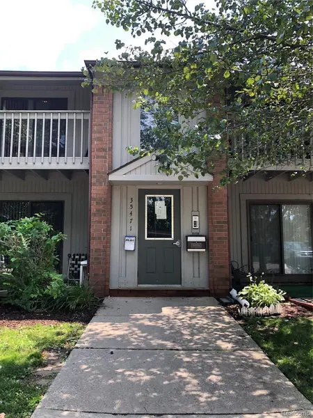 35471 HICKORY WOODS DR #6, Clinton Charter Township, MI 48035