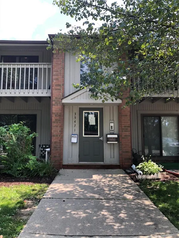 35471 HICKORY WOODS DR #6, Clinton Charter Township, MI 48035