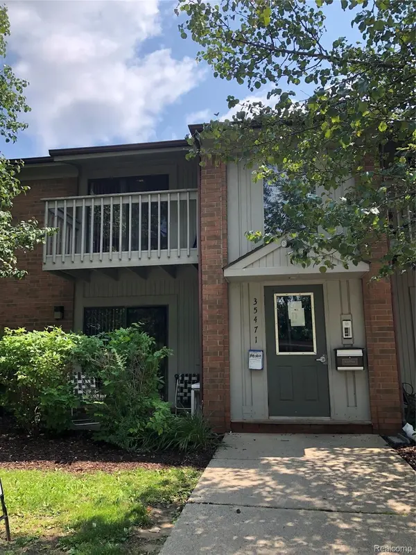 35471 HICKORY WOODS DR #6, Clinton Charter Township, MI 48035