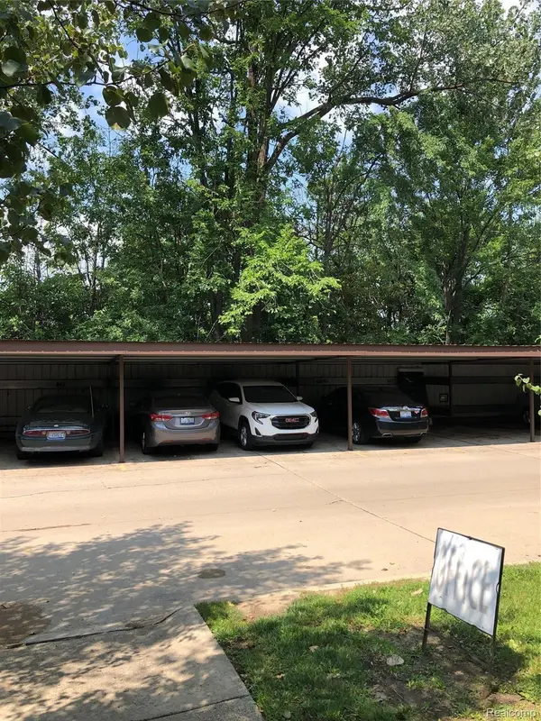 35471 HICKORY WOODS DR #6, Clinton Charter Township, MI 48035