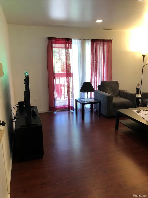 35471 HICKORY WOODS DR #6, Clinton Charter Township, MI 48035