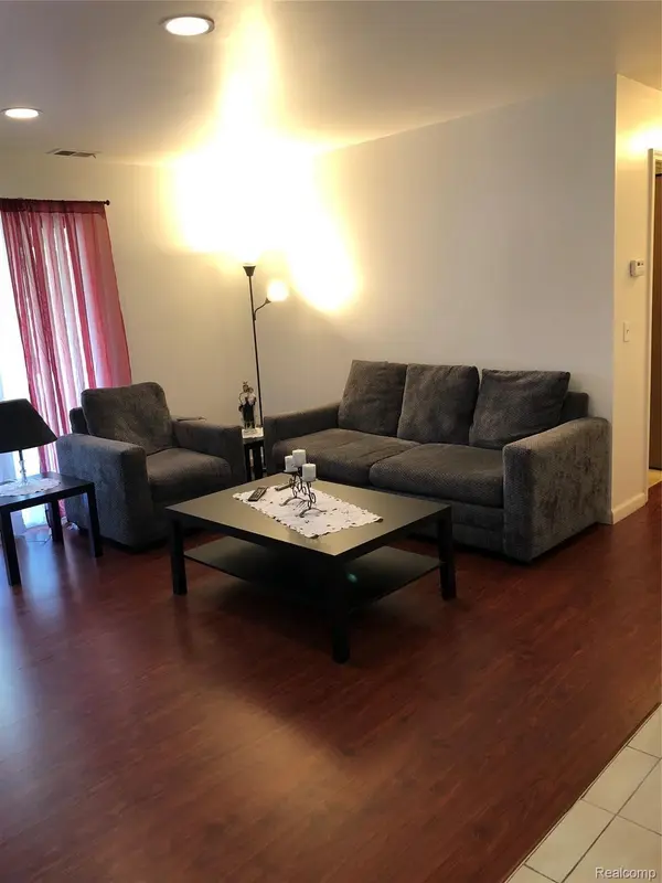 35471 HICKORY WOODS DR #6, Clinton Charter Township, MI 48035