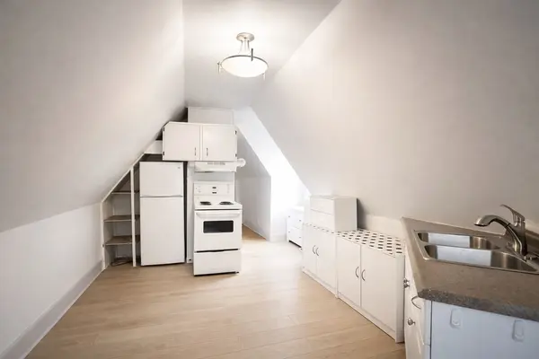 118 Eastwood RD #3, Toronto E02, ON M4L 2C9