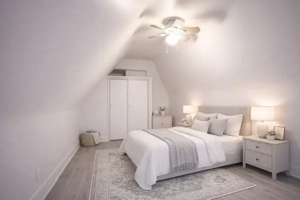 118 Eastwood RD #3, Toronto E02, ON M4L 2C9