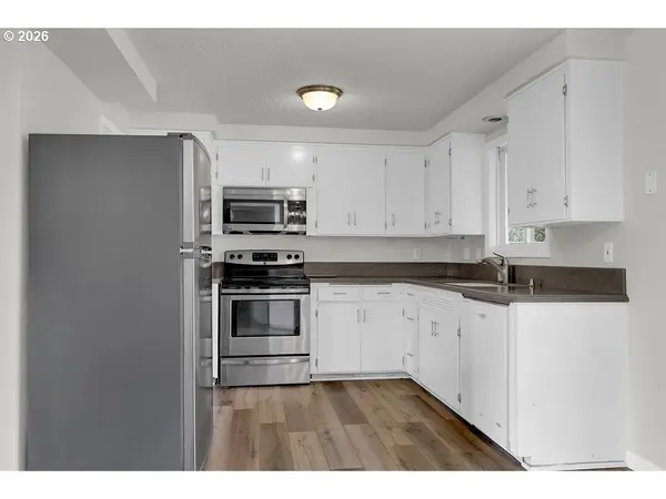 1138 W 7TH PL, Junction City, OR 97448