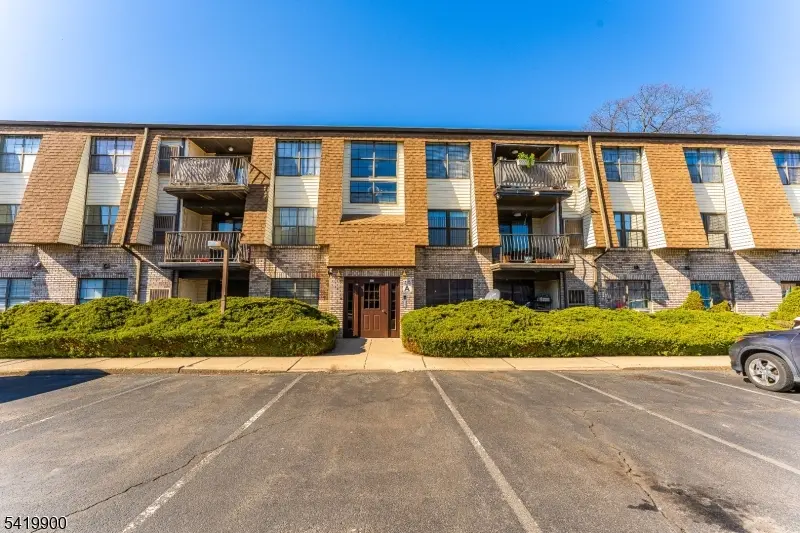 660-672 N Broad St #8, Elizabeth City, NJ 07208