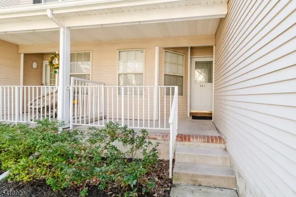 203 Concord Pl, North Brunswick Twp., NJ 08902