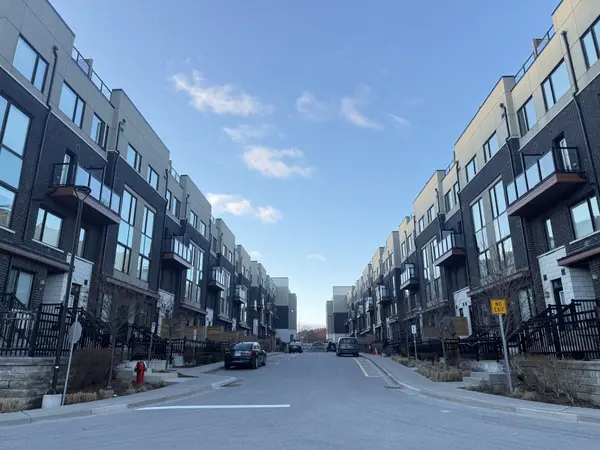 1555 Kingston RD #206, Pickering, ON L1V 0E9