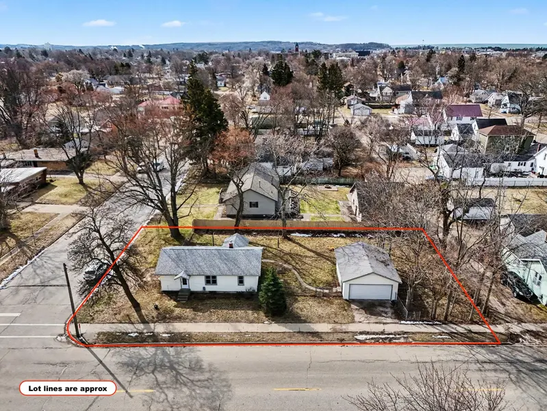 306 E Tinkham AVE, Ludington, MI 49431