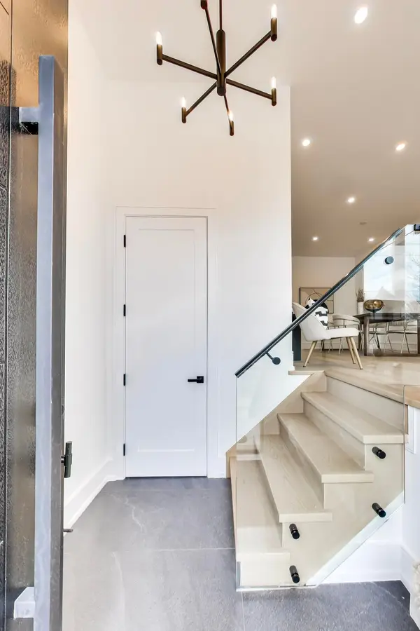 104 Yardley AVE, Toronto E03, ON M4B 2B1