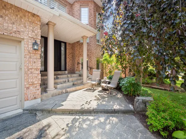 100 Carlyle CRES, Aurora, ON L4G 6P7