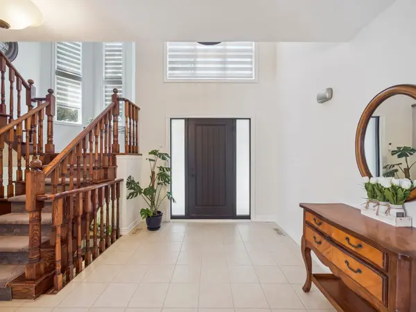 100 Carlyle CRES, Aurora, ON L4G 6P7