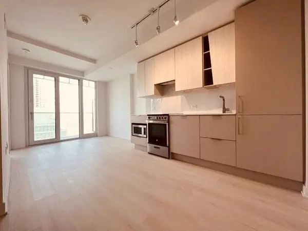 3900 Confederation Pkwy #1313, Mississauga, ON L5B 0M3