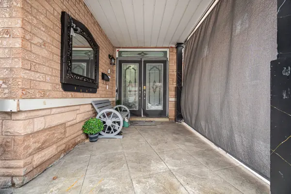 67 Olde Town RD, Brampton, ON L6X 4T8