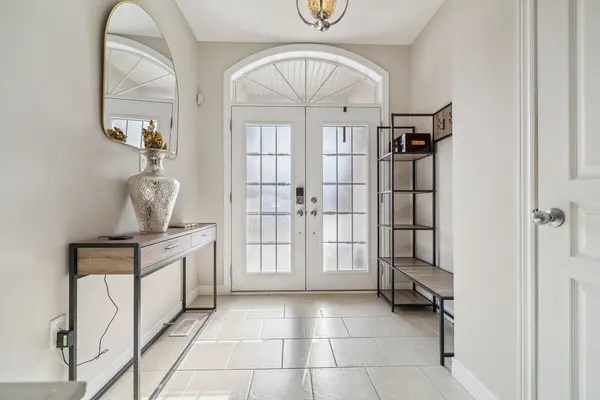 77 Peach Tree LN, Grimsby, ON L3M 0C1