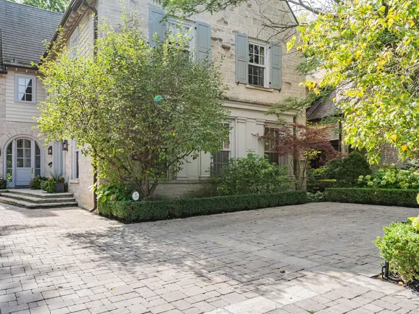 1 Burton RD, Toronto C03, ON M5P 1T6