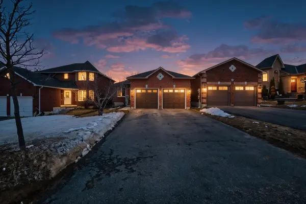 16 Glenhill DR, Barrie, ON L4N 5X4