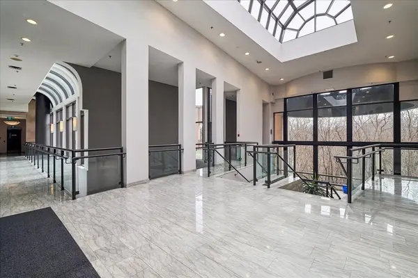 3 Hickory Tree RD #802, Toronto W04, ON M9N 3W5