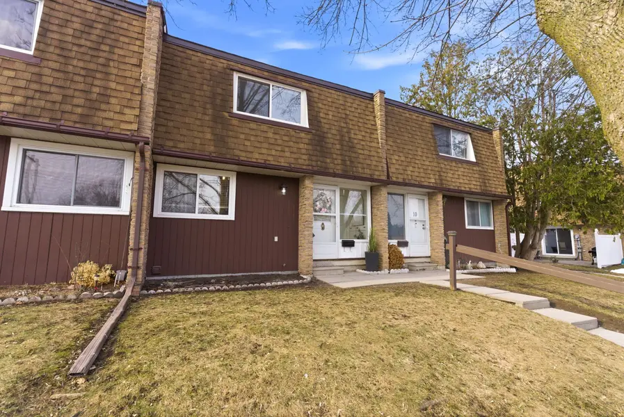 740 CHAMBERLAIN ST #9, Peterborough, ON K9J 4M3