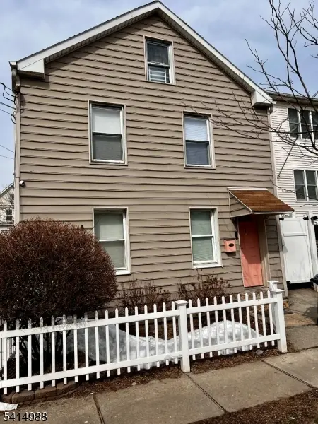 51 Delaware St, Elizabeth City, NJ 07206