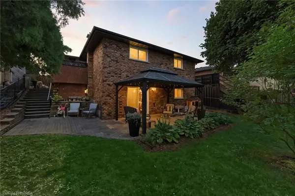 8 Allensgate DR, Brantford, ON N3V 1C7