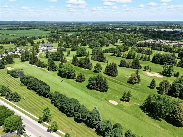 8 Allensgate DR, Brantford, ON N3V 1C7