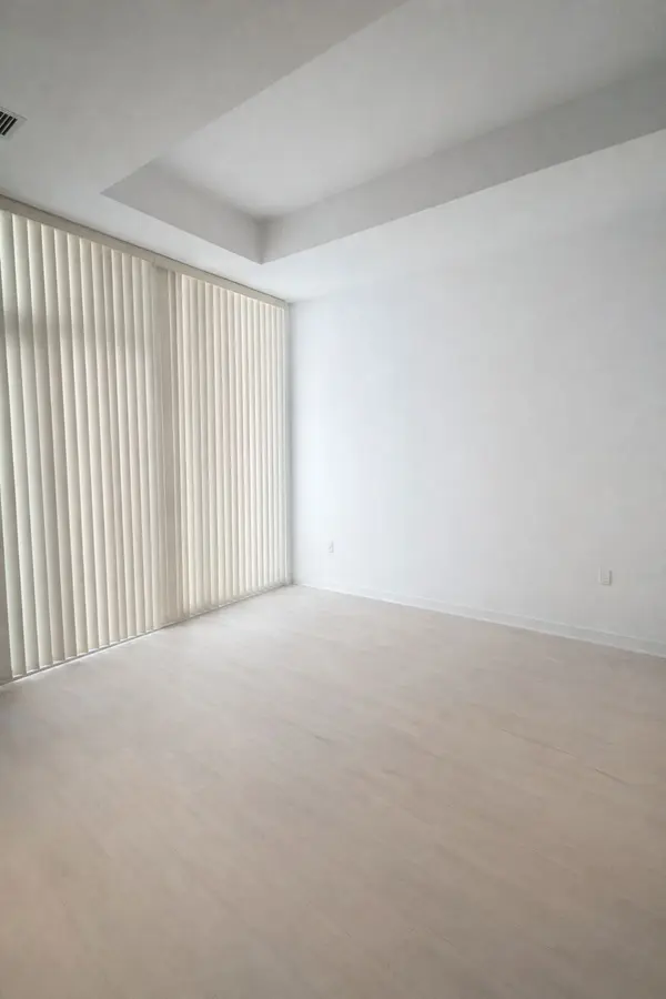 3900 Confederation Pkwy #5901, Mississauga, ON L5B 0M3