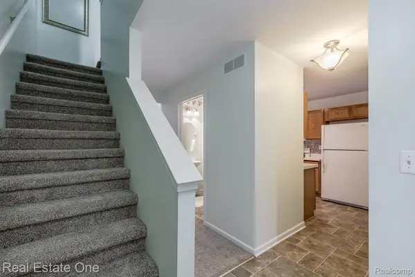 1277 Edelweiss LN, Waterford Charter Township, MI 48327