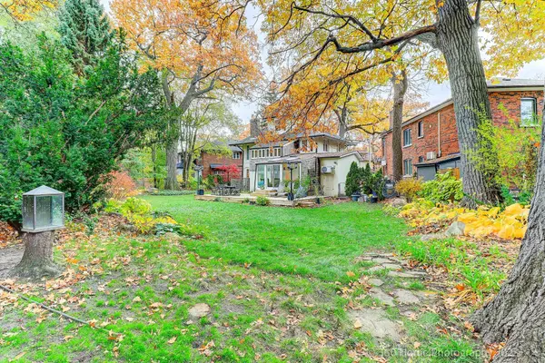 91 Braemore GDNS, Toronto C02, ON M6G 2C7