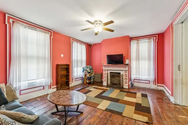 27 Oakland Ave, Bloomfield Twp., NJ 07003