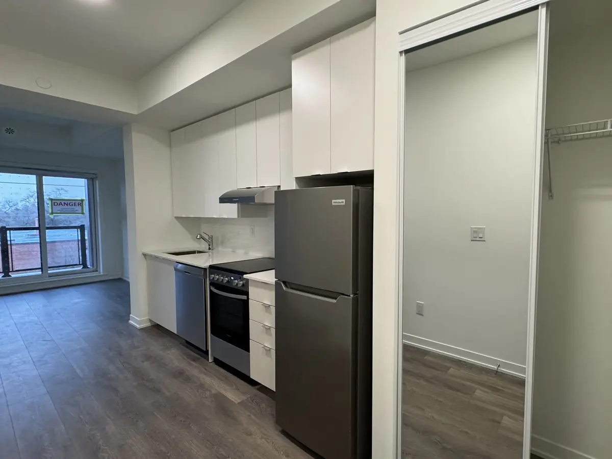 165 Canon Jackson DR #301, Toronto W04, ON M6M 2G1