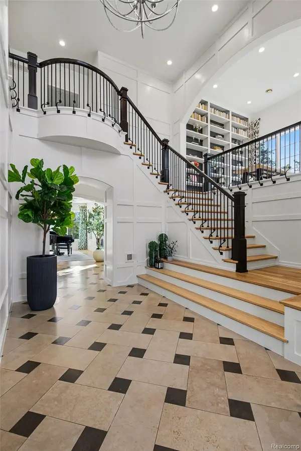 1021 Clear Creek DR, Rochester Hills, MI 48306